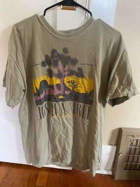 Joshua Tree Graphic Tee - Olive Green
